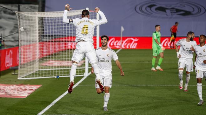 Sergio Ramos celebra delante de Asensio su gol en el Real Madrid-Getafe (Foto: Real Madrid).