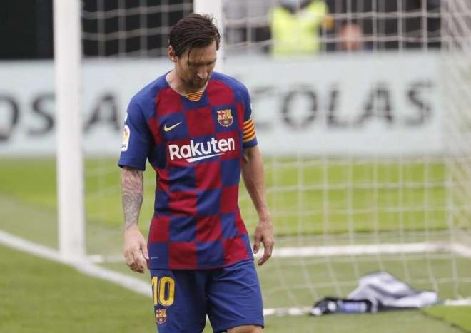 Messi, en un partido del Barcelona con el logo de Rakuten.
