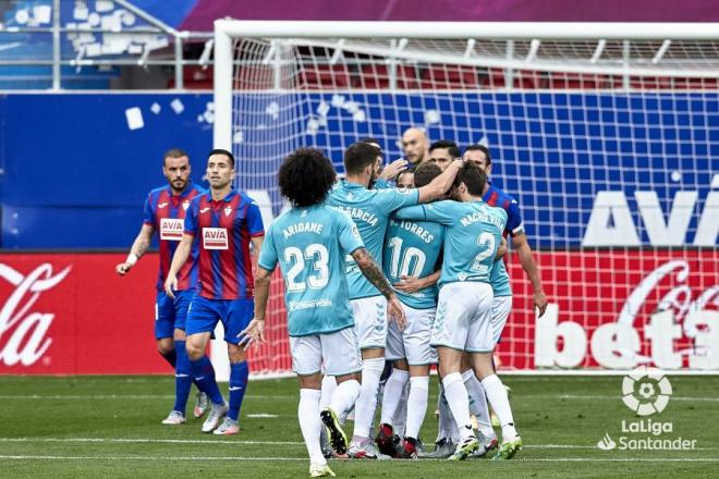 Los jugadores del Osasuna celebran uno de los goles ante el Éibar (Foto: LaLiga).