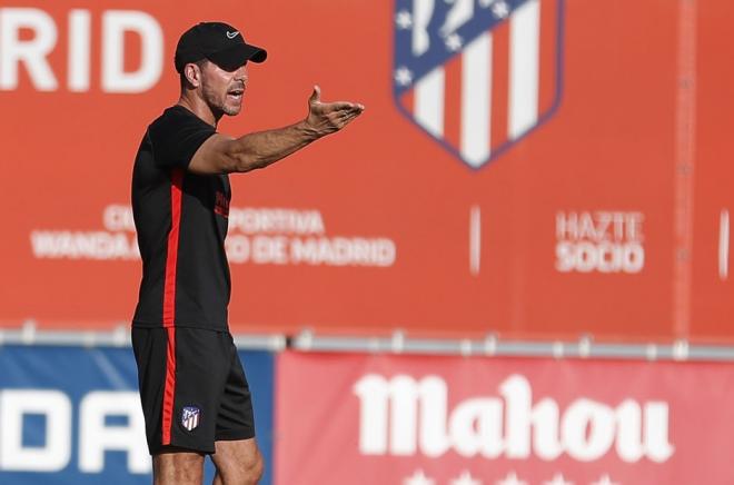 Simeone da instrucciones en una sesión del Atlético de Madrid (Foto: ATM).