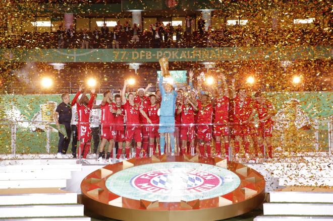 Los jugadores del Bayern de Múnich celebran el título de la copa alemana.