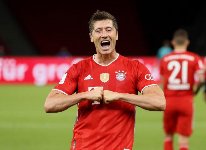 Robert Lewandowski celebra uno de sus goles con el Bayern en la final de la copa alemana.