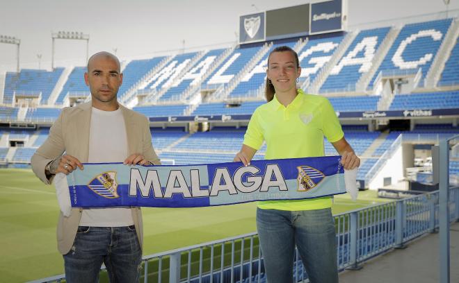 Claudia, posando con Manolo Gaspar (Foto: Málaga CF).