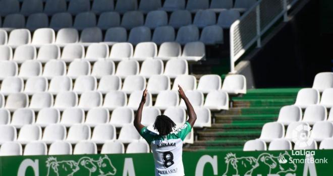 Nkaka se lamenta tras un error en el Racing-Elche (Foto: LaLiga SmartBank).