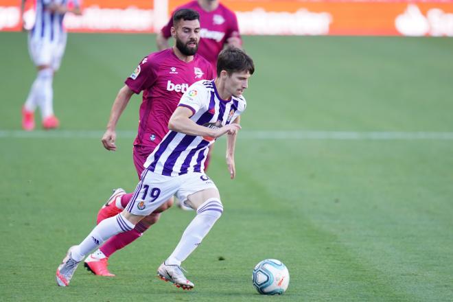 Toni Villa conduce la pelota durante el Valladolid-Alavés (Foto: Real Valladolid).