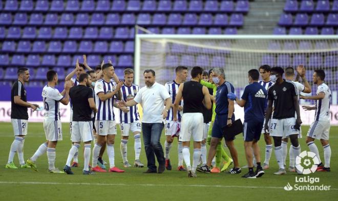 El Real Valladolid celebra la victoria ante el Alavés (Foto: LaLiga).