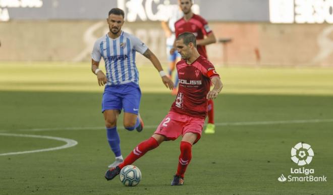 Sadiku presiona a un rival del Albacete (Foto: LaLiga).