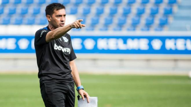 Asier Garitano, en un entrenamiento con el Alavés.