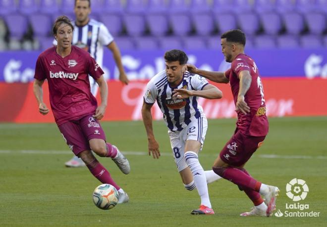 Kike Pérez se lleva el balón ante Camarasa y Tomás Pina.