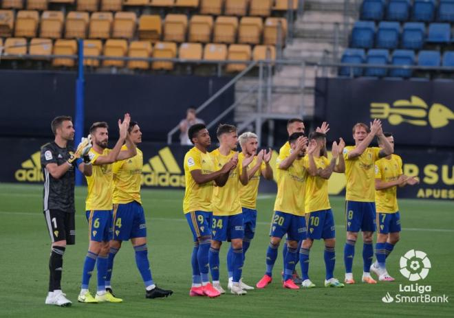 Los jugadores del Cádiz aplauden tras vencer al Oviedo (Foto: LaLiga).
