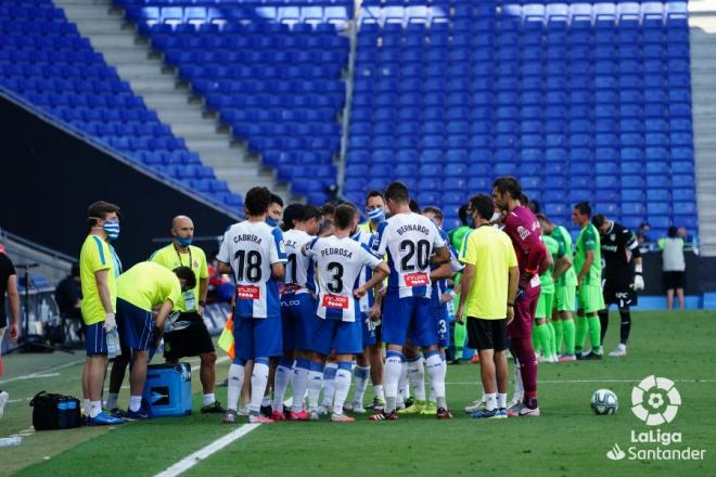 Los jugadores del Espanyol, en la pausa de hidratación (Foto: LaLiga).