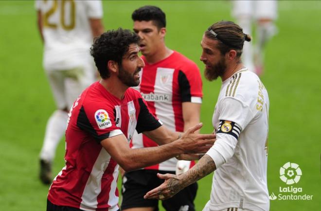 Raúl García conversa con Ramos durante el Athletic-Real Madrid (Foto: LaLiga).