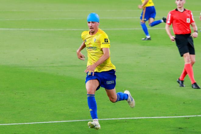 Sergio González, con un gorro azul para sujetar los puntos de la herida en la frente, corre en el