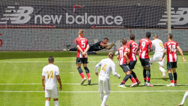 El meta alavés Unai Simón tuvo que volar bien pronto ante el Real Madrid (Foto: Athletic Club).
