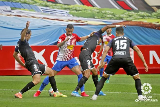Álvaro Vázquez pelea por un balón ante varios rivales del Girona (Foto: LaLiga).