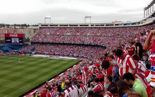 El interior del Vicente Calderón, en el último partido ofical del Atlético (Foto: J.I. Lechuga).