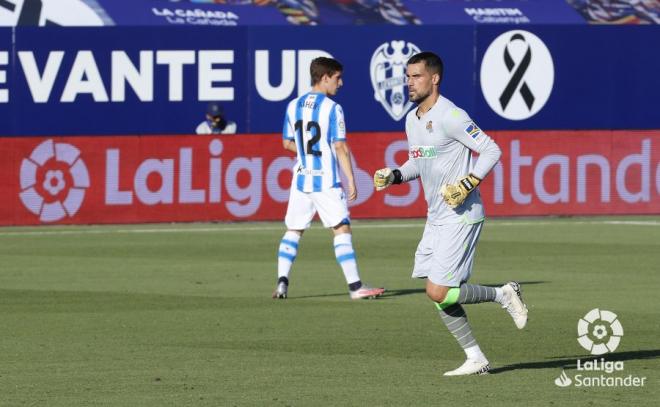 Miguel Ángel Moyá se dirige a portería momentos antes del inicio del Levante-Real Sociedad (Foto: LaLiga).