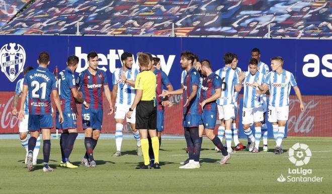Valentín Pizarro Gómez charla con los jugadores del Levante y la Real Sociedad (Foto: LaLiga