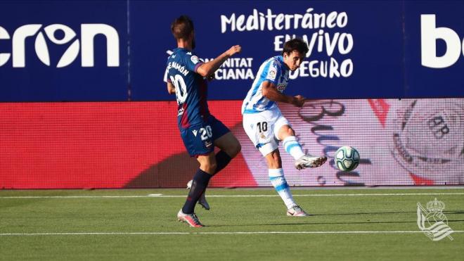 Mikel Oyarzabal centra un balón frente al Levante (Foto: Real Sociedad).