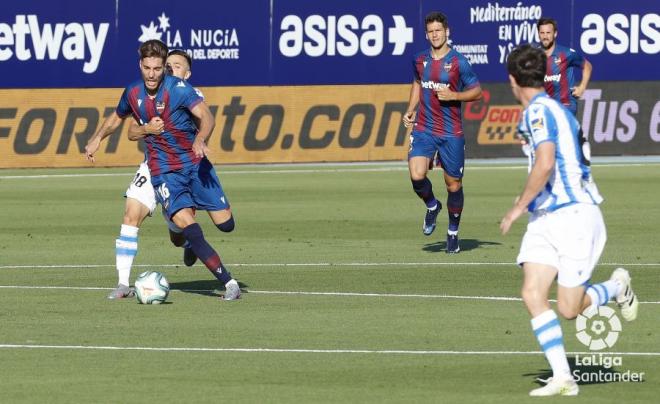 Rubén Rochina es agarrado durante el Levante-Real Sociedad (Foto: LaLiga).