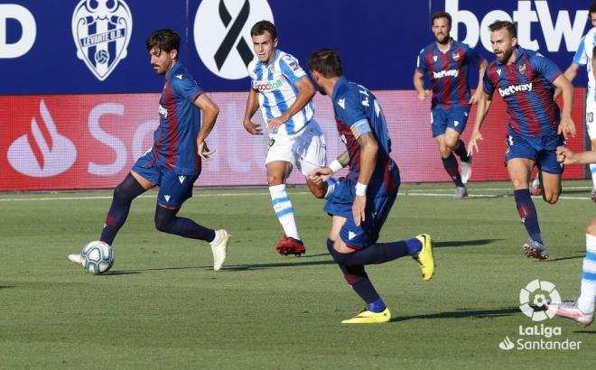 Campaña filtra un balón a Morales durante el Levante-Real Sociedad (Foto: LaLiga).