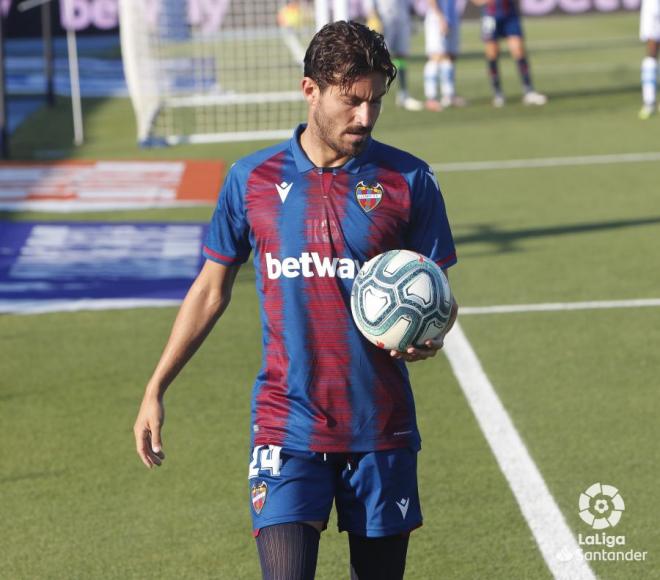Campaña se dispone a centrar un balón durante el Levante-Real Sociedad (Foto: LaLiga).