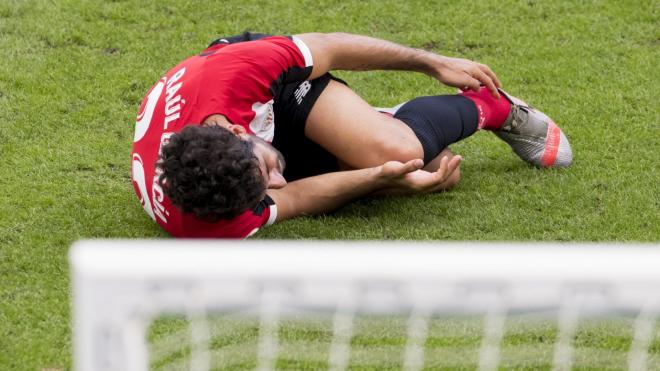 Raúl García se duele del pisotón de Sergio Ramos en pleno área (Foto: Athletic Club).