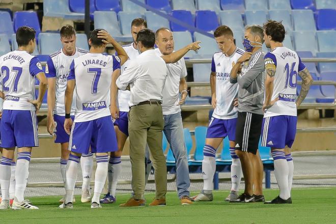 Los jugadores del Real Zaragoza reciben instrucciones de Víctor Fernández (Foto: Daniel Marzo).