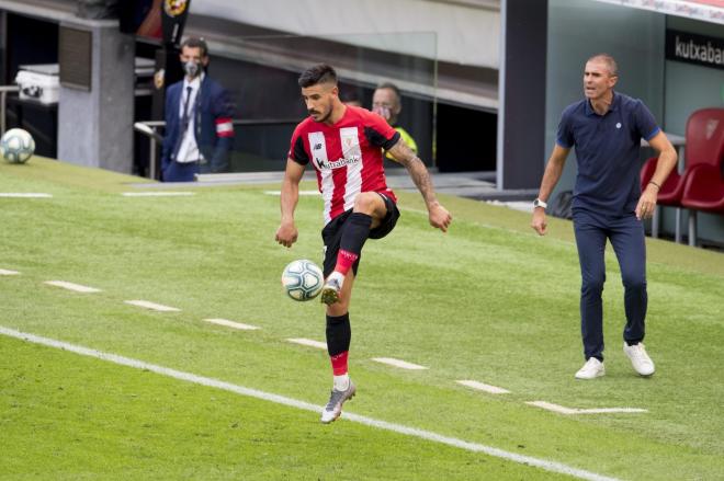 Yuri controla el balón ante Garitano en San Mamés (Foto: Athletic Club).