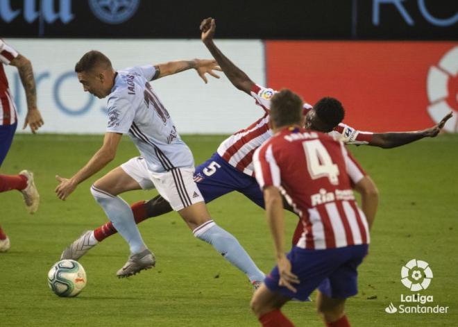 Iago Aspas se lleva el balón en el Celta-Atlético (Foto: LaLiga).