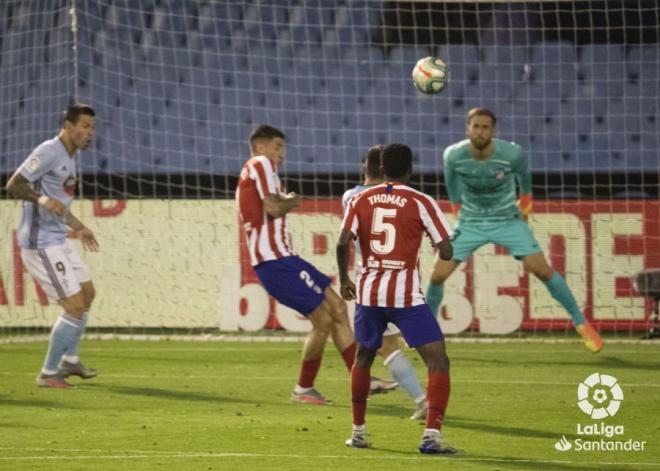 Disparo de Fran Beltrán para marcar al Atlético (Foto: LaLiga).
