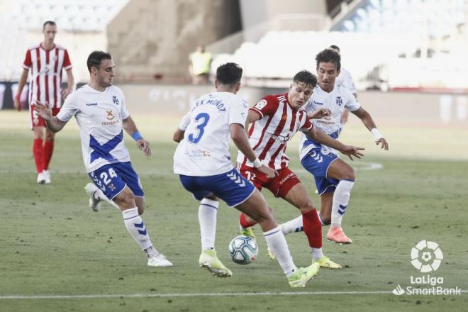 Lasure en el partido del Tenerife ante el Almería (Foto: LaLiga).
