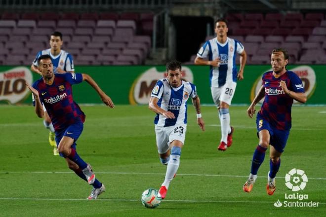 Embarba conduce el balón en el Camp Nou.