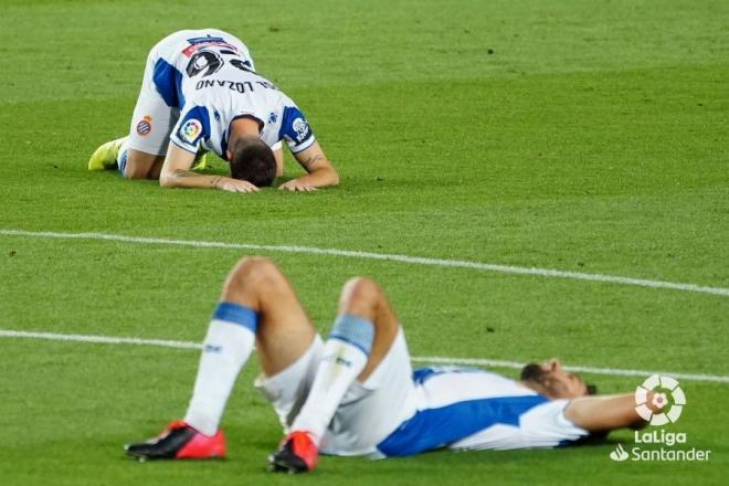 Pol Lozano y Dídac Vilá se lamentan en el Camp Nou (Foto: LaLiga).
