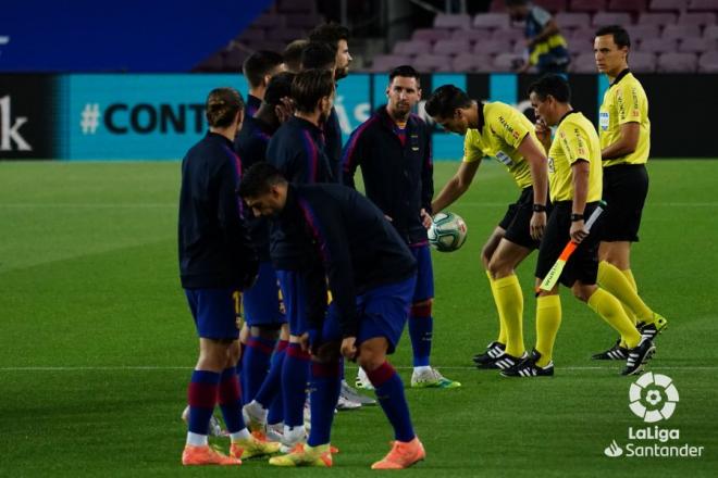 Los jugadores del Barça, minutos antes del encuentro ante el Espanyol (Foto: LaLiga).