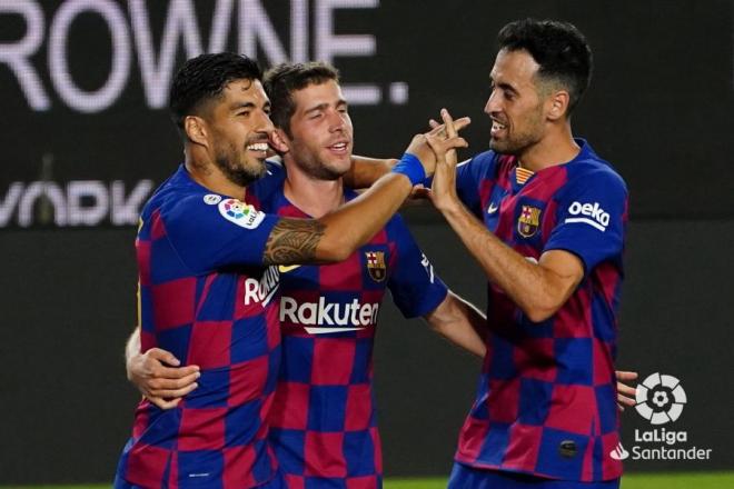 Luis Suárez, Sergi Roberto y Busquets celebran el gol del Barcelona ante el Espanyol (Foto: LaLiga)