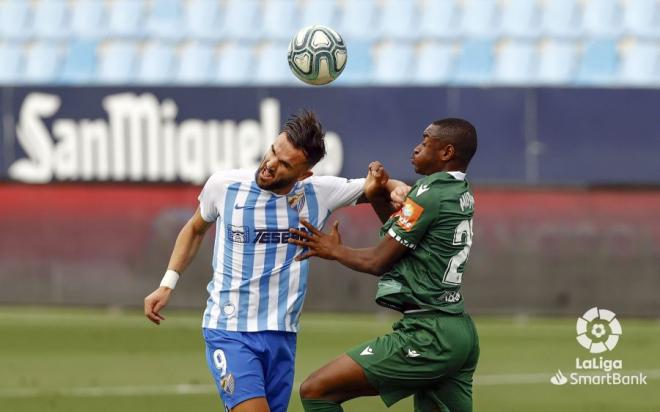 Mujaid Sadick lucha por un balón durante el Málaga-Dépor (Foto: LaLiga).