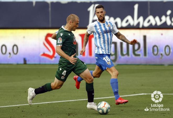 Álex Bergantiños conduce durante el Málaga-Dépor (Foto: LaLiga).