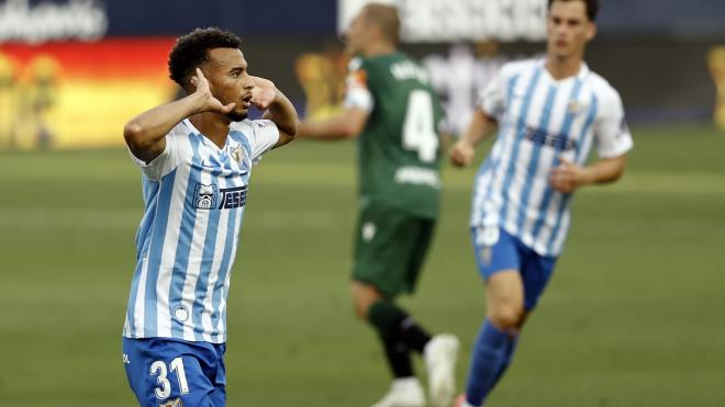 Hicham celebra su gol al Dépor (Foto: Málaga CF).