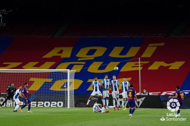 Messi lanza una falta en el Barcelona-Espanyol (Foto: LaLiga).