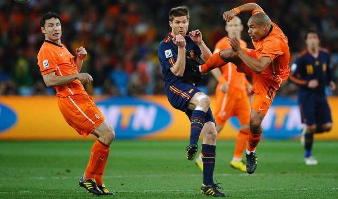 Xabi Alonso y la dura entrada de De Jong en el partido de la selección contra Holanda del Mundial 2010.