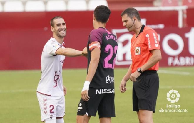 Pablo Pérez saluda a Álvaro Arroyo en la previa del Albacete-Sporting (Foto: LaLiga).