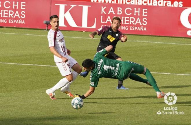 Aitor García define ante Brazao el primer gol del Albacete-Sporting (Foto: LaLiga).