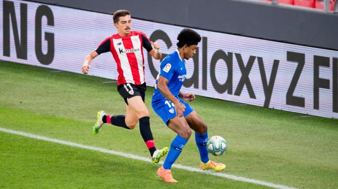 Córdoba presiona a Koundé en el Athletic-Sevilla (Foto: ATH).
