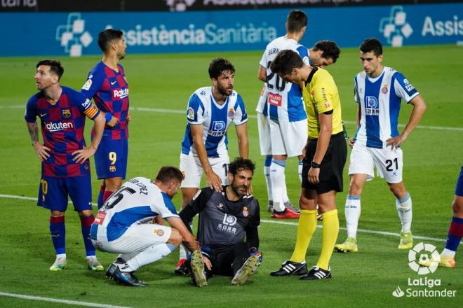 Los jugadores del Espanyol se preocupan por el estado físico de Diego López (Foto: LaLiga).