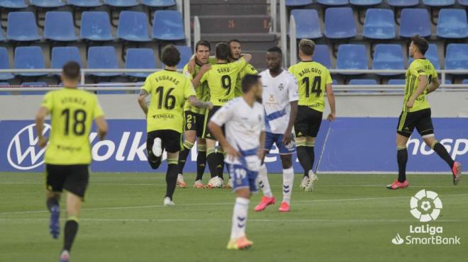 Los jugadores del Zaragoza celebran el gol de Luis Suárez (Foto: LaLiga).