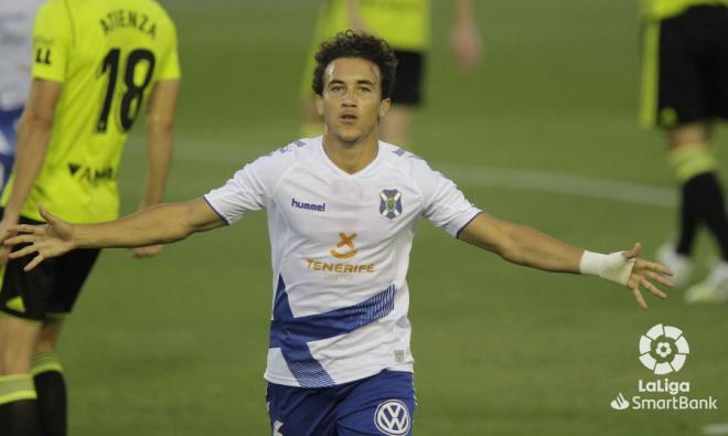 Luis Milla celebra su gol al Zaragoza con el Tenerife de Baraja (Foto: LaLiga).