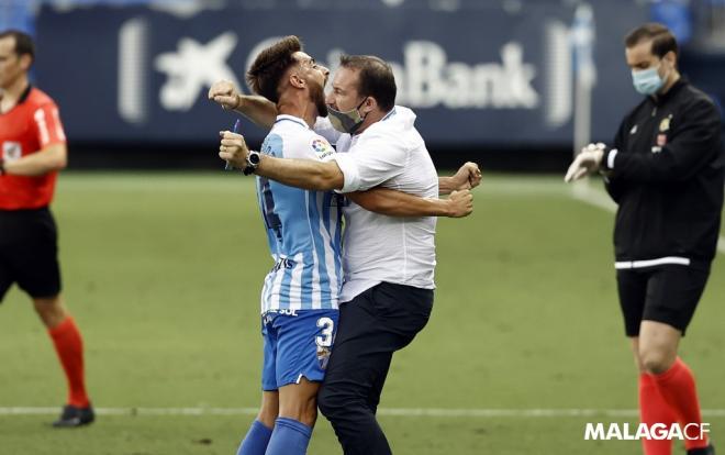 Luis Muñoz y Josemi se abrazan en el duelo ante el Deportivo (Foto: Málaga CF).