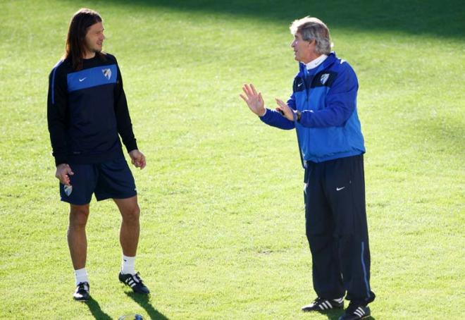 Manuel Pellegrini charla con Demichelis en su etapa en el Málaga CF.