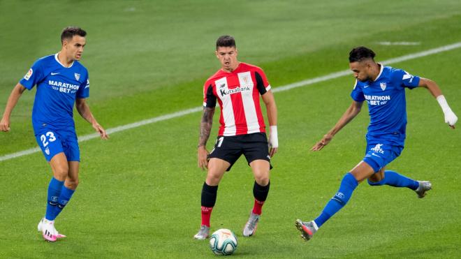 Reguilón, Yuri y En-Nesyri pugnan por un balón en el Athletic-Sevilla (Foto: Athletic Club).
